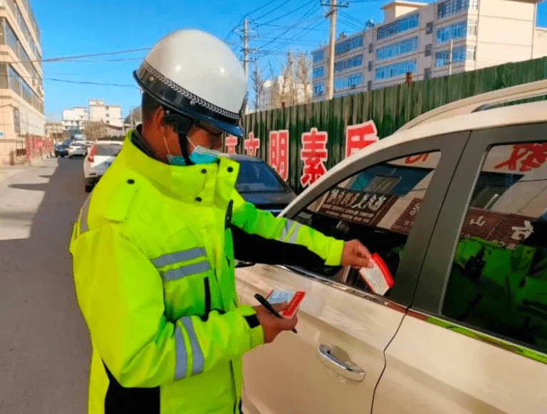 城管交警共同执法,一车贴2张罚单,城管叫嚣:他没有权利贴条!
