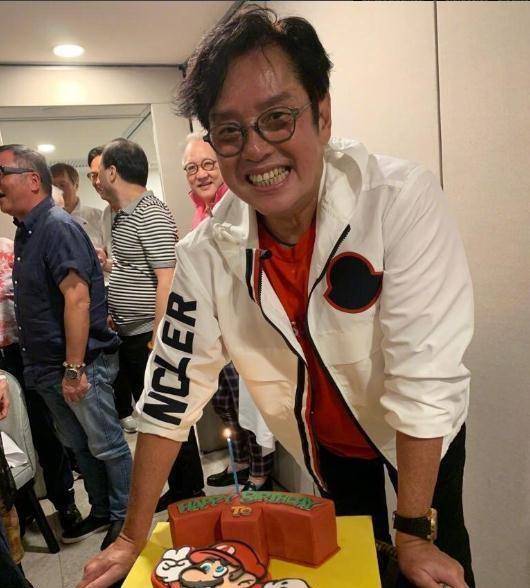 谭咏麟再晒庆生照,曾志伟喝到不省人事后,带100只大闸蟹继续喝_生日