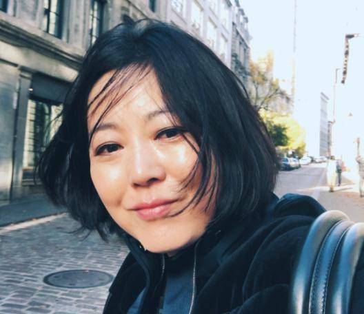 如今48岁的王茜华再次美出新高度,比起以前的朴实,现在的她多了一丝