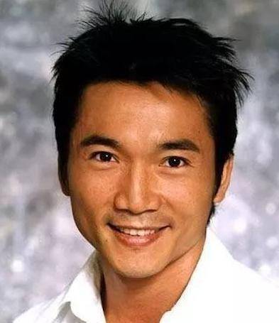 他是洪金宝徒弟,兄妹13人,6岁赚钱养家,却让刘亦菲流泪认哥哥_邹兆