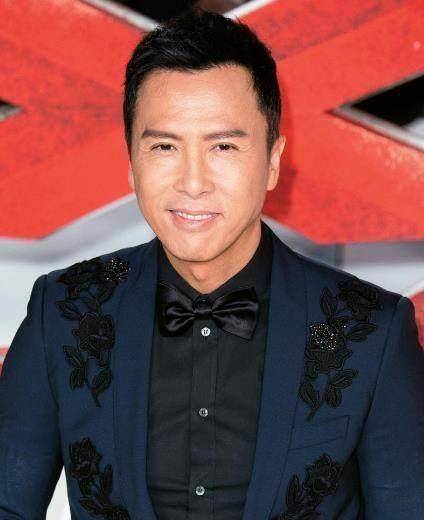 同是55岁,一个头发掉光像80岁老头,一个精神抖擞身手矫健_甄子丹