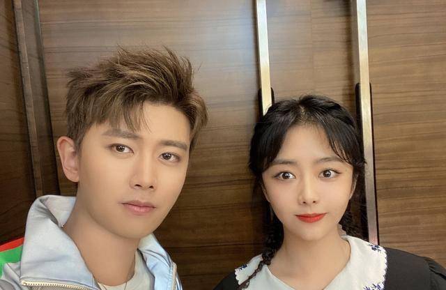 谭松韵避嫌:宁可和宋茜挤一起也不靠近任嘉伦!_大本营_锦衣_合体