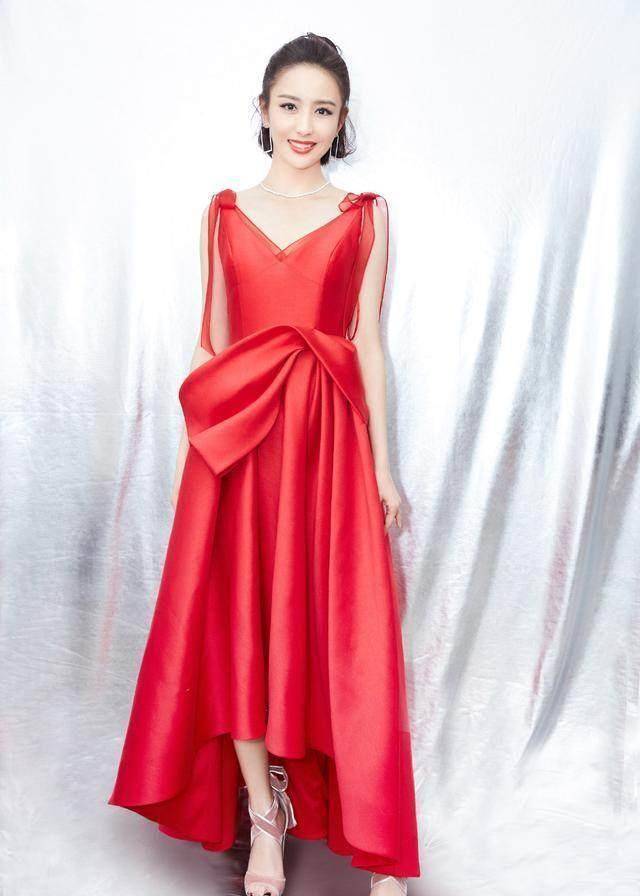 佟丽娅短发造型搭配蓝色长风衣,显小10岁,网友:真看不出31岁了_时尚