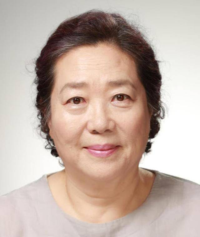 杨喜京的姐姐是歌手杨姬银,两人相差两岁.