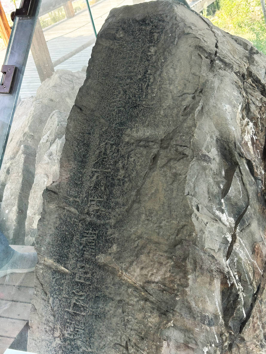 朱山石刻位于永年主城区城西三公里的朱山顶上,是战国时期赵武灵王二