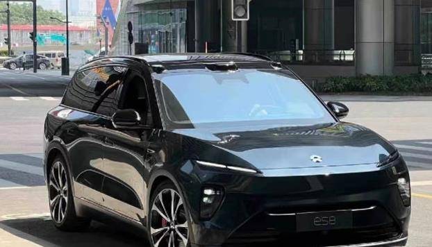 原创
                新款蔚来ES8实车曝光，续航900km尺寸升级，内饰设计精致，配置高