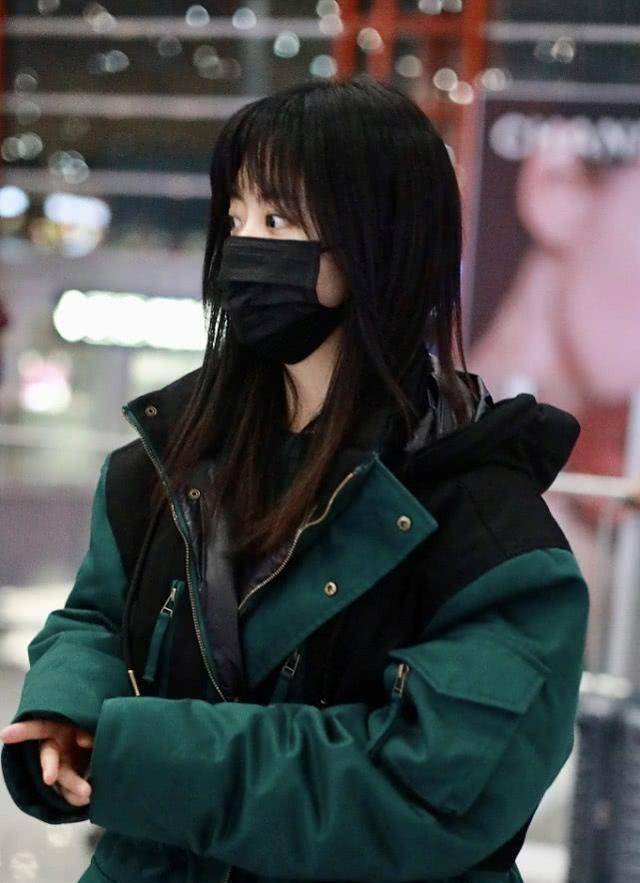 谭松韵素颜走机场,穿绿色棉服不怕冷,衣服太大显娇小_小伙伴_身材