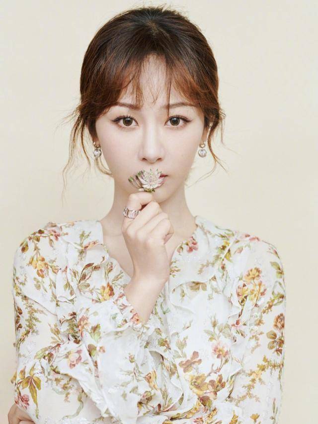 王嘉尔终于见偶像,30秒对视却不敢让杨紫看他,杨紫害羞了_节目_冰箱