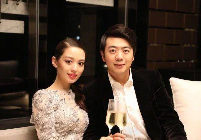 节目还特意测量了吉娜的腰围,果然吉娜的腰围比钱枫的头围还要小