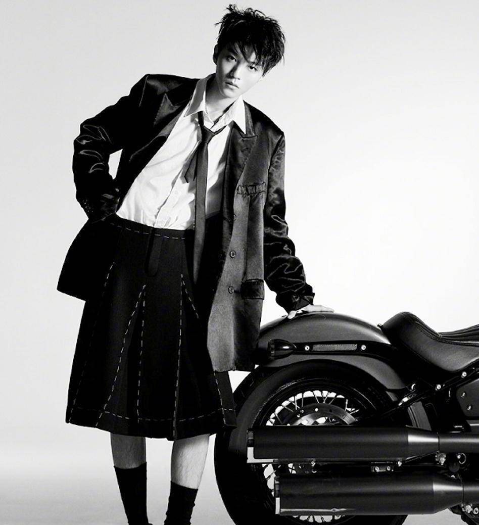 王俊凯长大了,裙装也能穿出酷感,黑白时尚装扮呈现出多种风格_服饰