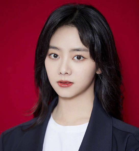 种"整容"叫谭松韵证件照,圆脸不见了,a穿上西装就爆炸_演技_印象_风格