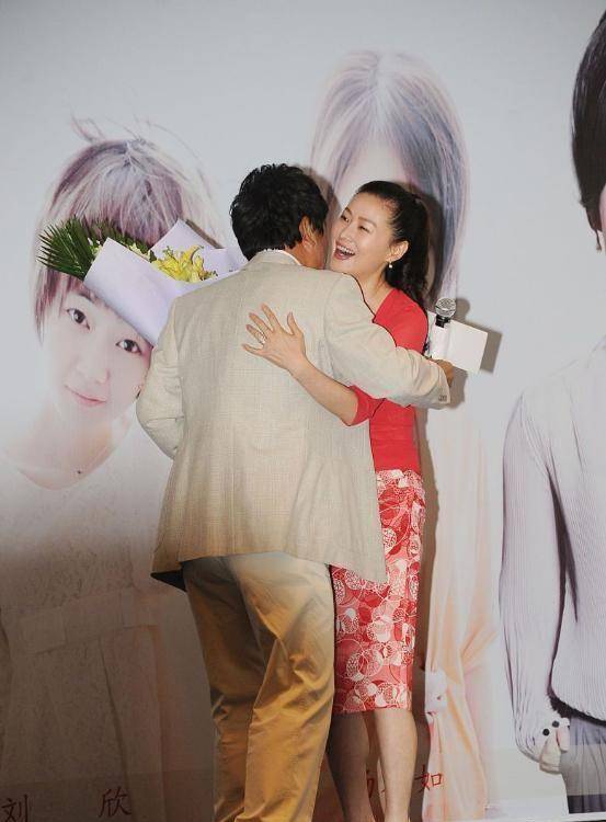 王思懿的优雅感藏在骨子里,穿红裙包裹严实,可是曲线仍明显_女性_的