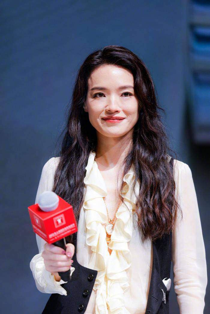 舒淇携新片《寻她》亮相上海电影节 红唇大波浪笑容迷人