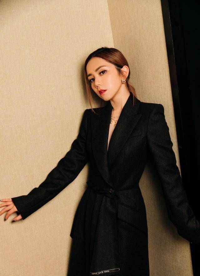 铁肺女神邓紫棋,独特西装裙霸气十足,减脂塑形效果极好_身体_双腿