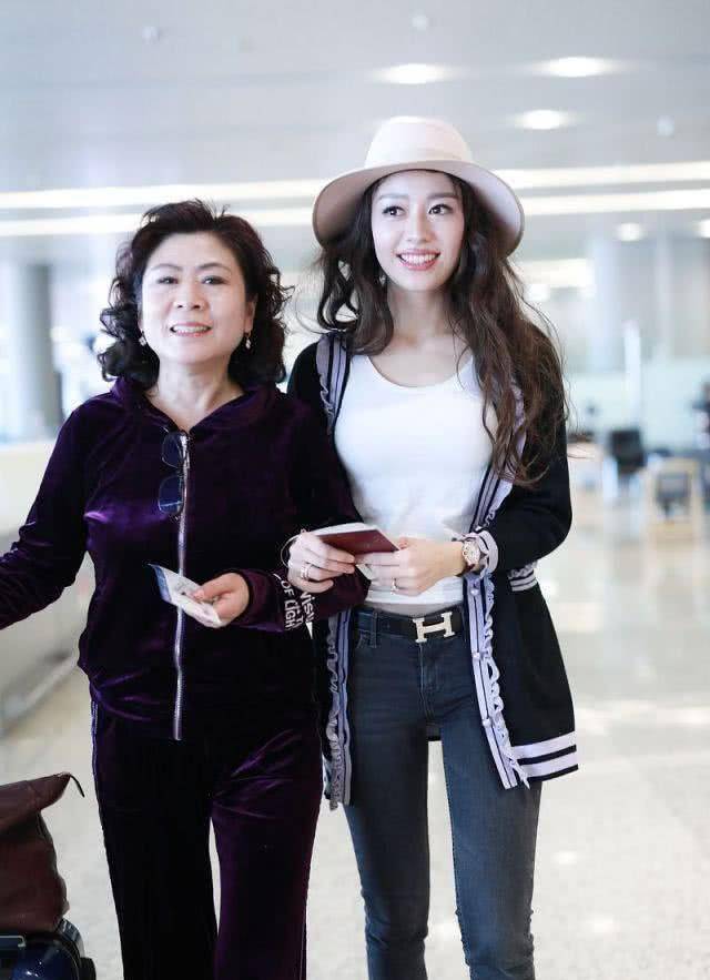 节目还特意测量了吉娜的腰围,果然吉娜的腰围比钱枫的头围还要小