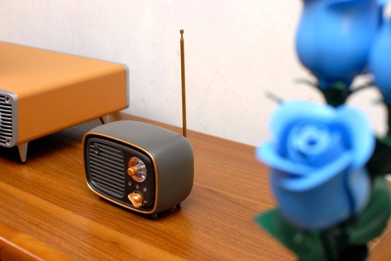 经典复刻成为潮人们的娱乐中心：熊猫1936 D36复古收音机蓝牙音箱