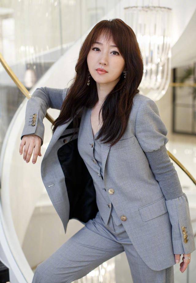 51岁的杨钰莹是不朽的女神,灰色西装优雅大方,不显娇嫩看起来更有气质