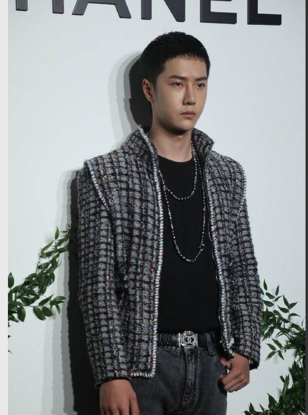 王一博举铁过度变发面馒头,曾经的神颜不在,粉丝数量说明一切_香奈儿