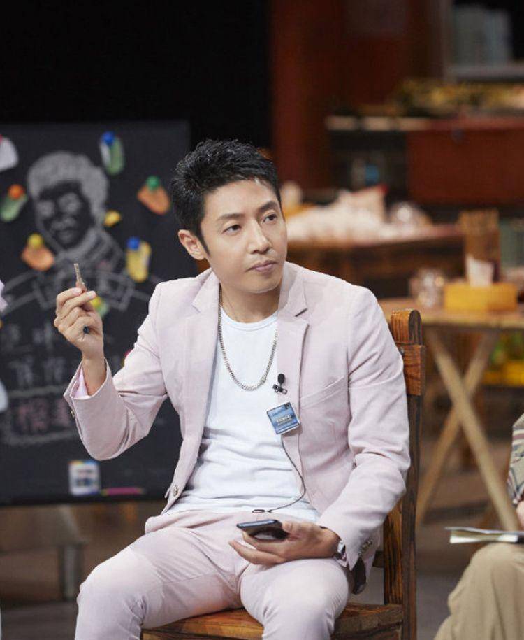 撒贝宁是个"反油腻"的男人:西装革履,层层叠叠的外套,46岁依旧很有型