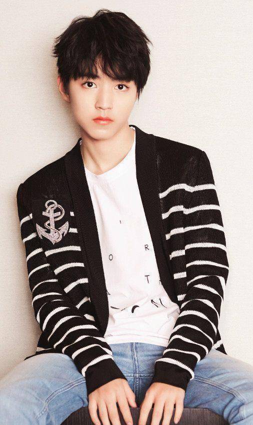 王俊凯开车上瘾,还给助理小马哥设置了专座_实践_视频_上路