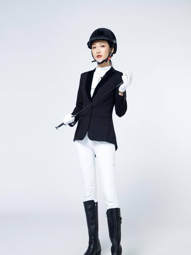 西装紧身裤配长筒靴:帅气,撞色一身骑马装的王鸥利落帅气,黑色的西装