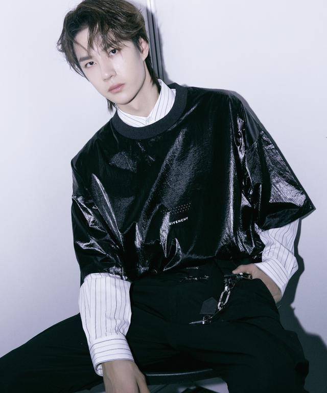 王一博星光夜跳舞,摘耳返,撩衣服,放胸口,一气呵成太撩人_舞蹈_动作