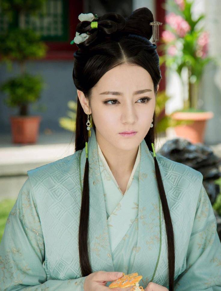 迪丽热巴在《微时代》中饰演娇纵又可爱的豪门小公主吴安珀.