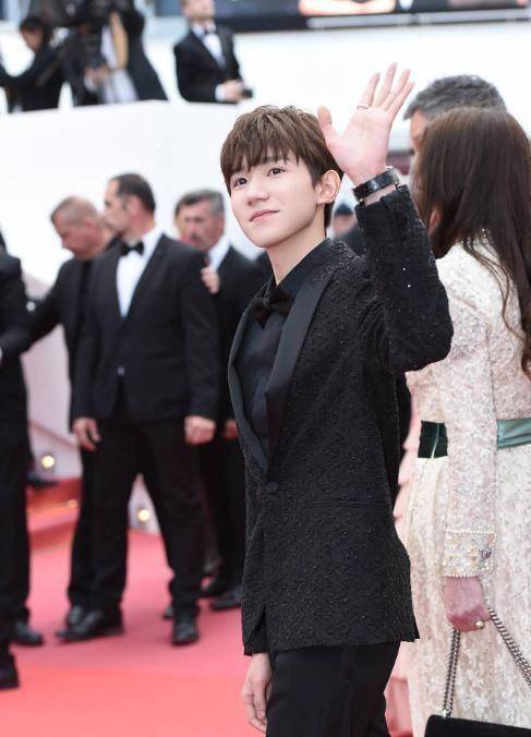 王源终于大胆一次,穿"浮夸鞋"成戛纳最佳男星,不输易烊千玺_服装_西装