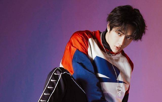 王一博玩玩偶方式奇怪,粉红豹手脚移位尾巴放前,胡子打上蝴蝶结_性格