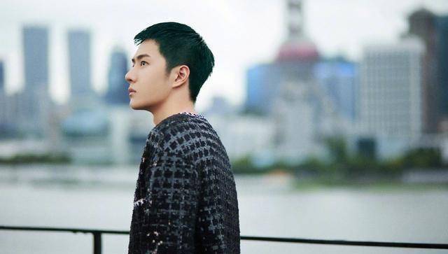 王一博放绿发库存照,粉丝回应又怂又刚,评论区留言亮了!