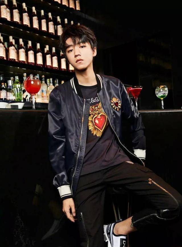 王俊凯在ins上晒出他给妈妈准备的礼物,并用意大利语送祝福_因为_形象