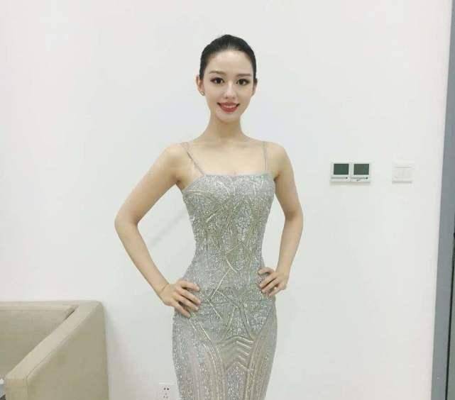 节目还特意测量了吉娜的腰围,果然吉娜的腰围比钱枫的头围还要小