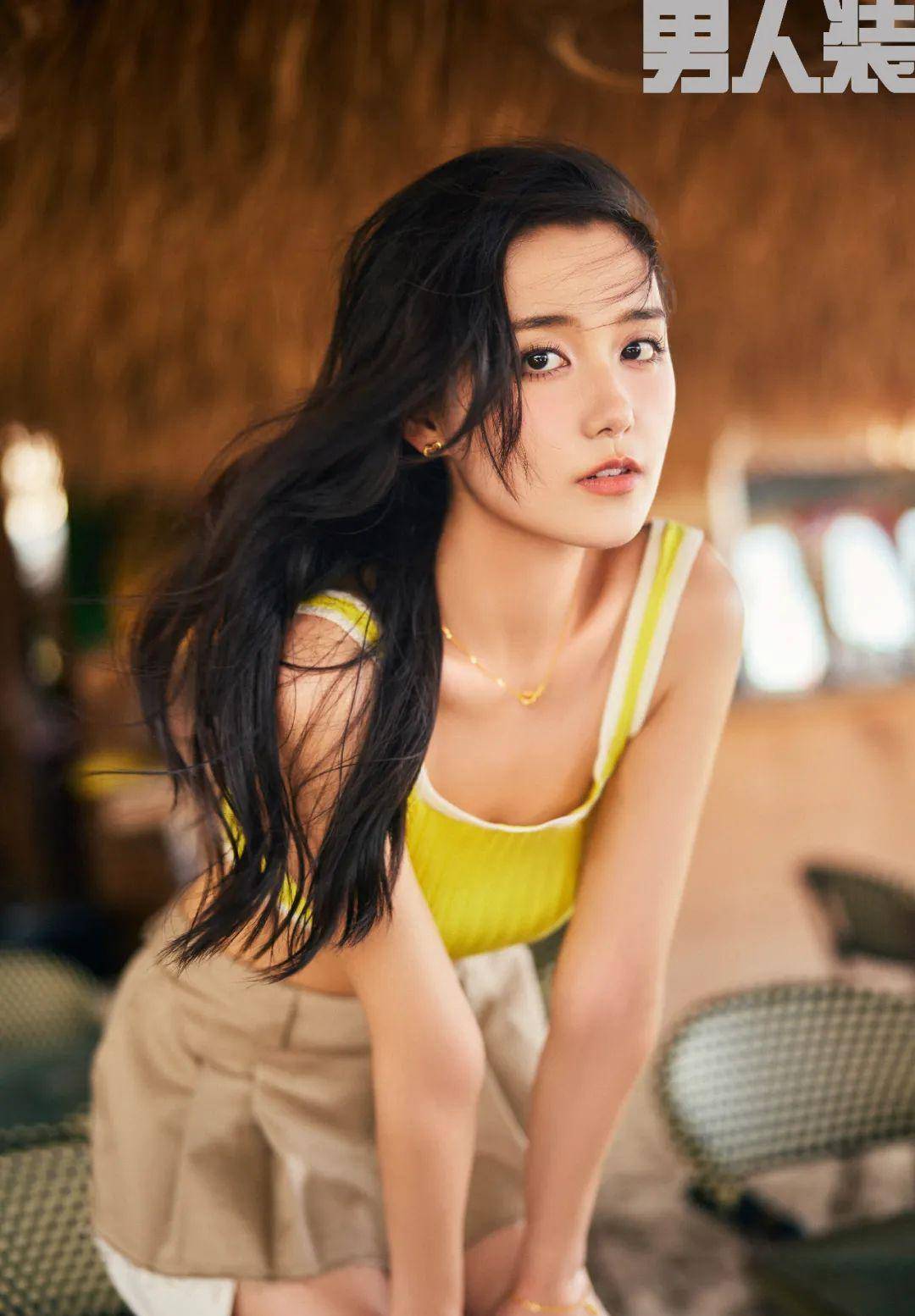 22岁蒋依依《男人装》五月封面,粉红色抹胸短火裙,饰演性感女郎_背心