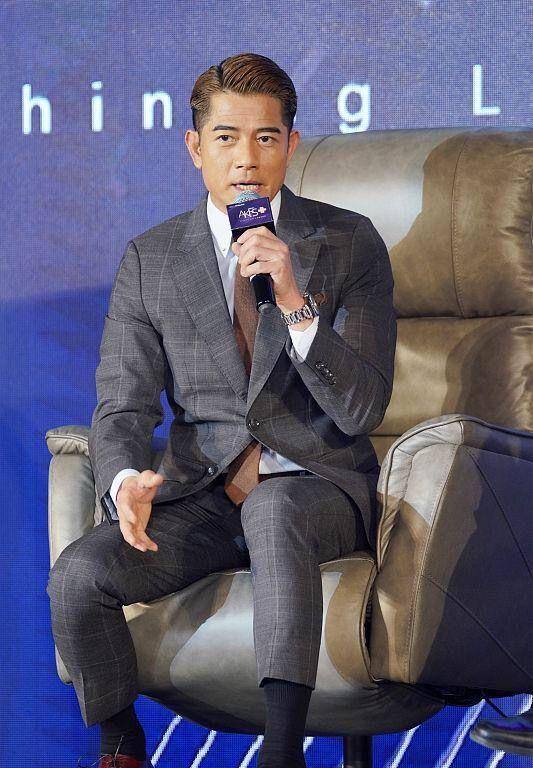 郭富城是个"减脂"男人:西装笔挺,发型不乱,不输57岁小鲜肉_中年_男士