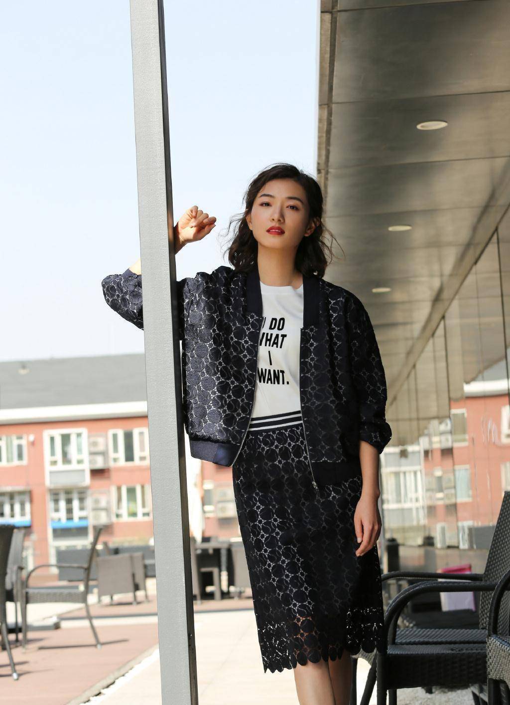 万茜也变高调了,半身裙下摆缀满流苏,坐凳上美腿白皙超迷人_宋茜_黑色