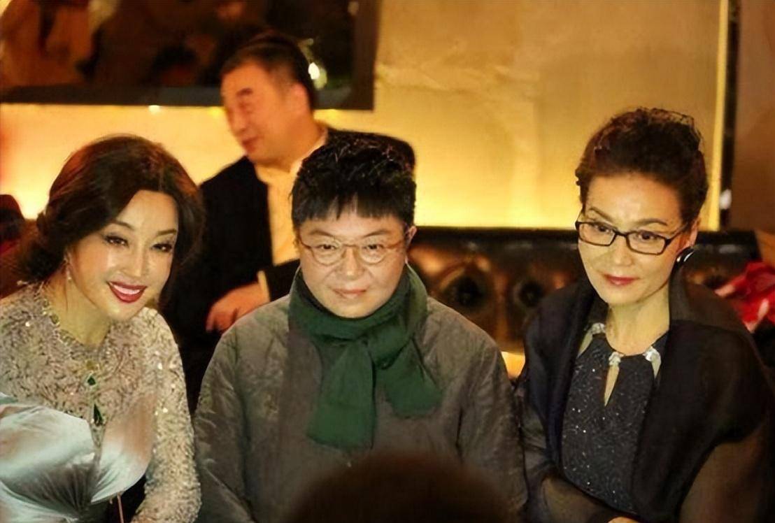 70岁的刘晓庆和68岁的潘虹同框,一个美丽动人,一个端庄稳重_造型_整体