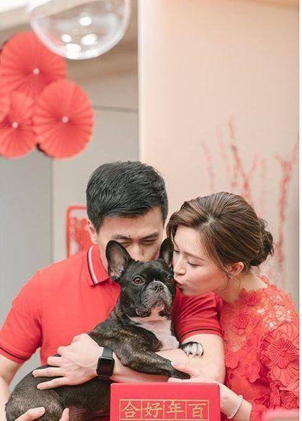 文咏珊晒礼照,与老公身穿红装喜庆恩爱,黄金珠宝堆成山太炫目_吴启楠