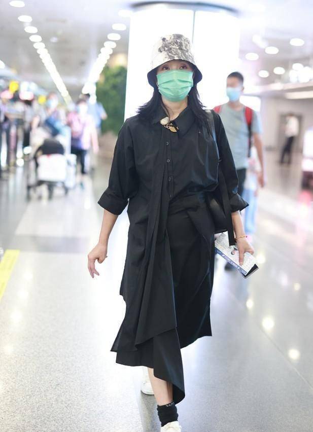 陶虹也难逃"中年发福",幸好靠穿搭能加分,但素颜看着有点憔悴_面料