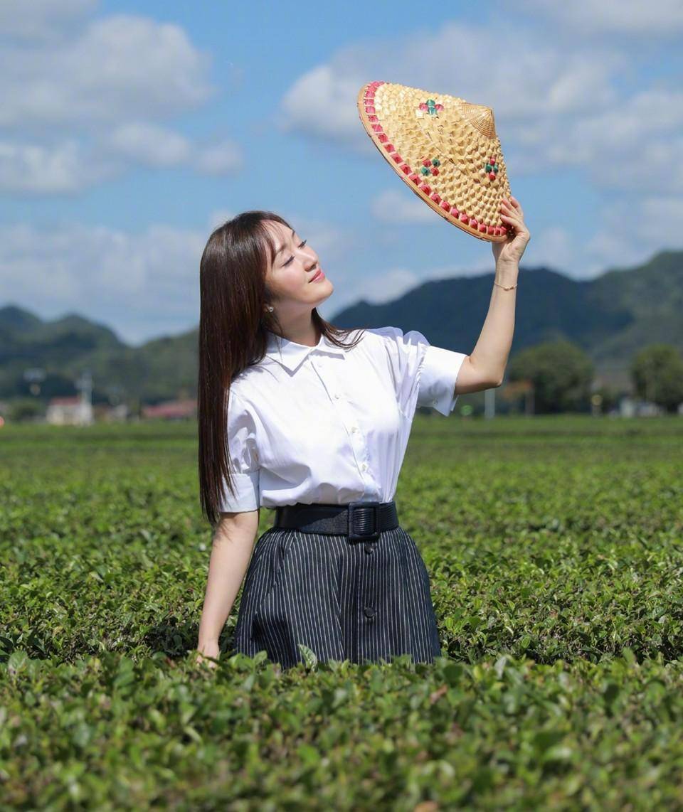 51岁杨钰莹回老家游玩!