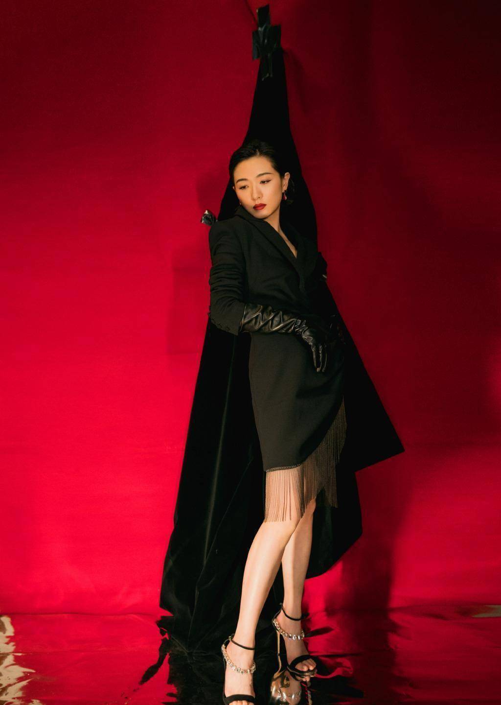 万茜也变高调了,半身裙下摆缀满流苏,坐凳上美腿白皙超迷人_宋茜_黑色