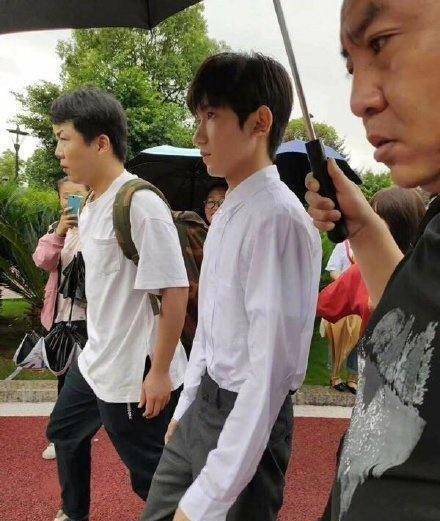 王源雨天露面,壮汉打伞不离左右,路人拍照不惧雨淋_偶像_阳光_因为