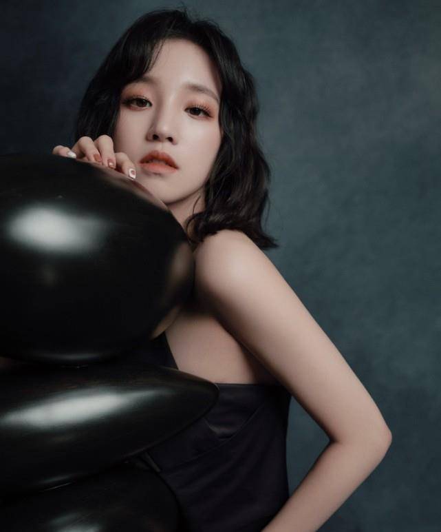 邓紫棋遭喷干冰惩罚,黄旭熙下意识的举动亮了,是对女嘉宾的尊重_节目