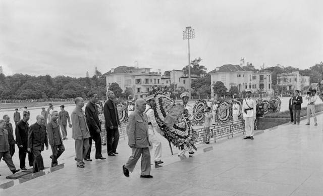 越南国父墓地建在河内市中心大广场,至今已经陈列胡志明遗体多年_陵墓