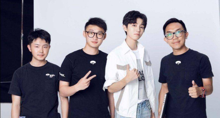 王俊凯和路人的最新合照曝光,小凯的手太白了,原因让人心疼_一面_时候