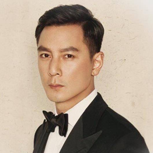 吴彦祖一家三口罕见同框!