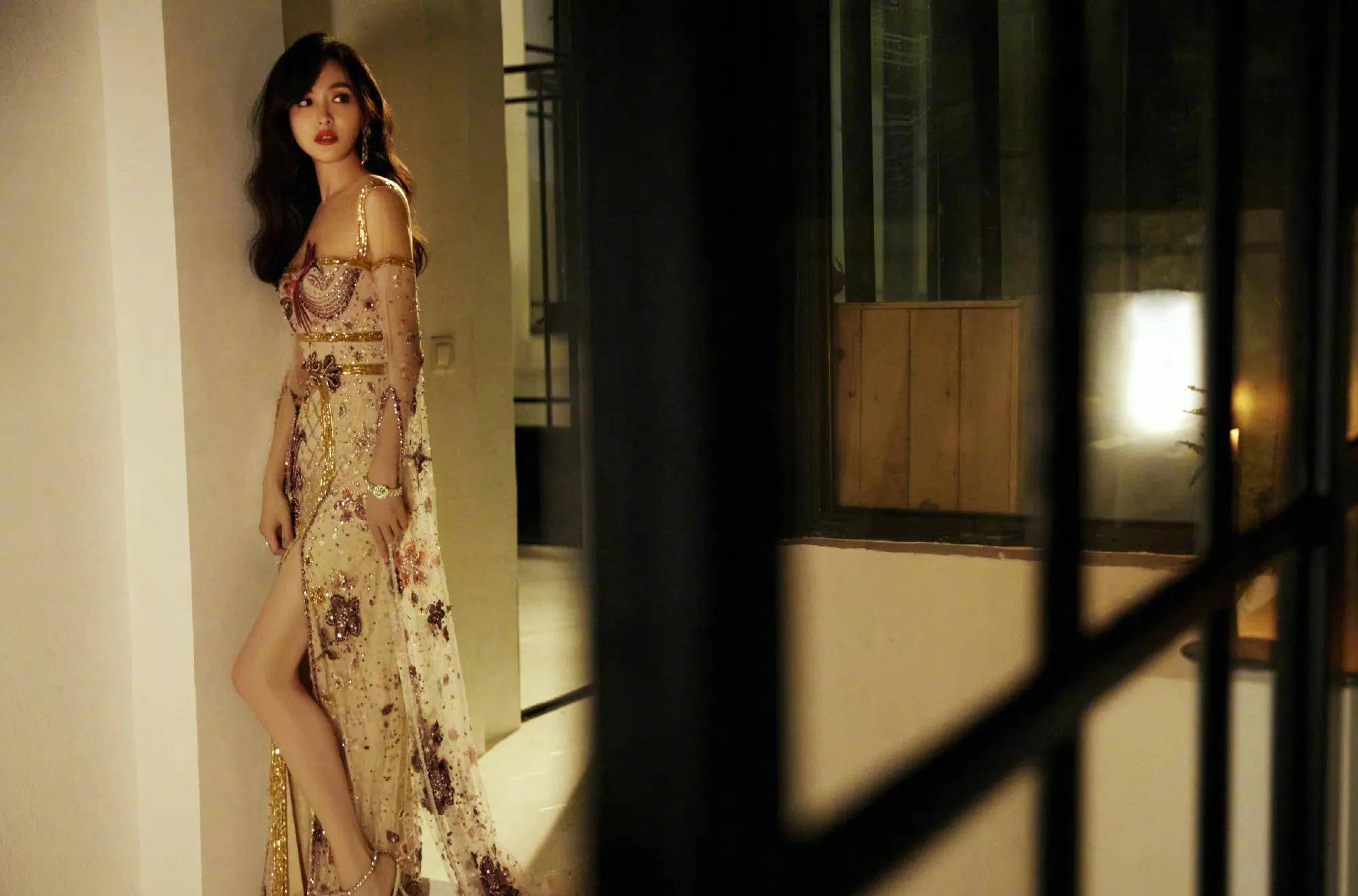 时尚芭莎红毯:赵丽颖的背影,唐嫣的美腿,人鱼迪丽热巴,谁是最美的