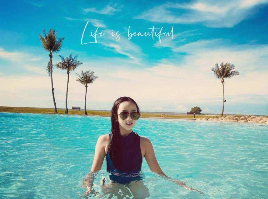 吴尊晒10岁女儿近照,neinei穿泳衣戴墨镜,网友:有做超模的潜质!