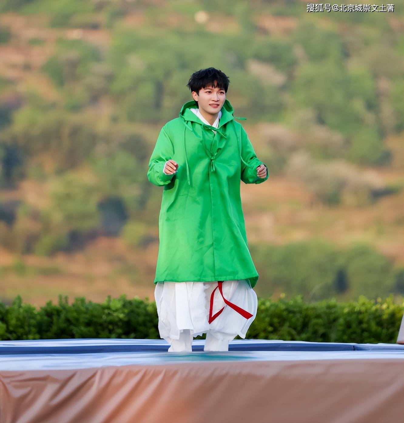 事实证明,周深并不像网友想象中的那样,不合适撕名牌这种竞技类游戏