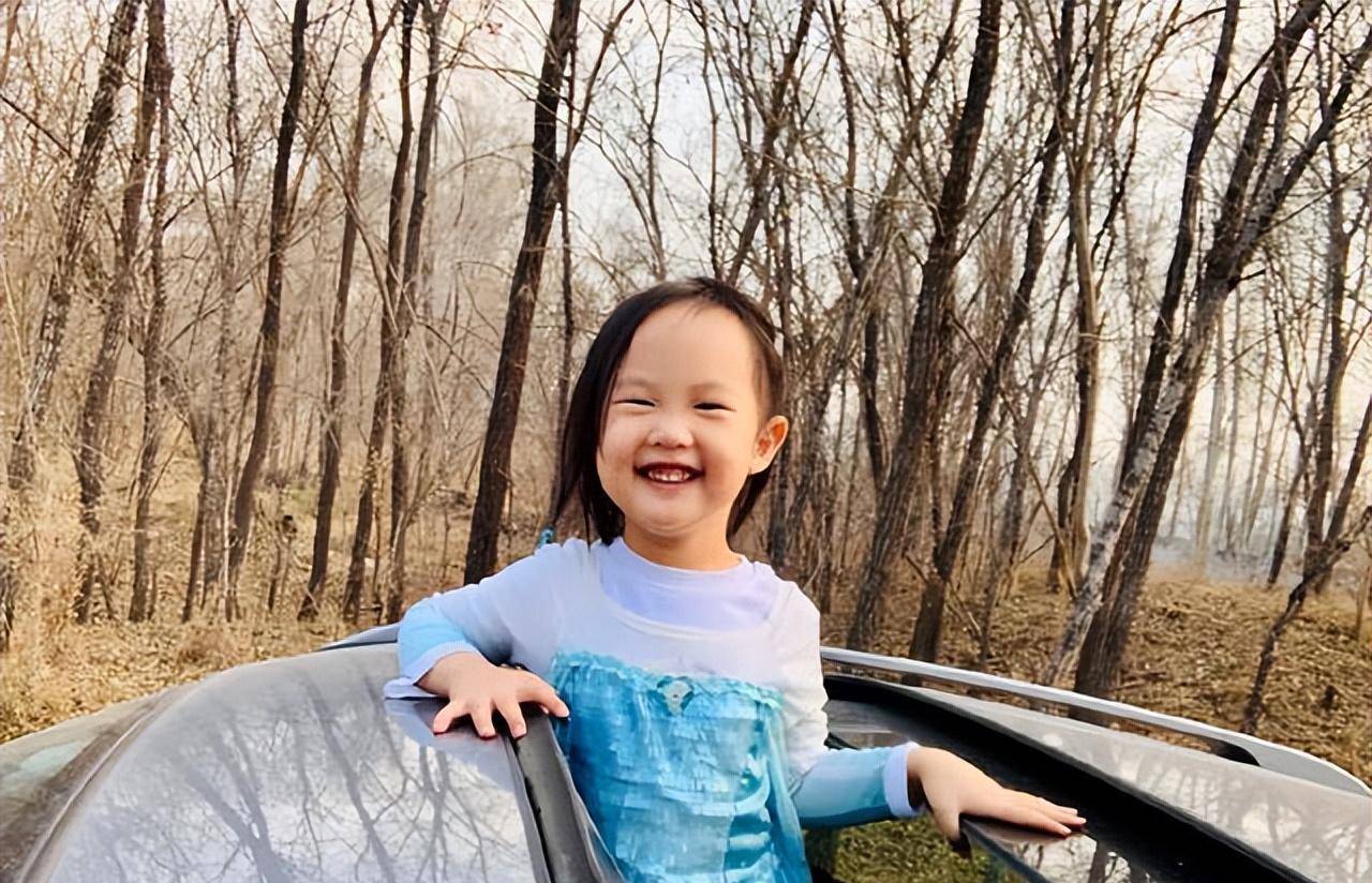 李枫:嫁初恋男友,婚后生两个女儿,一家四口其乐融融_张蕾_辽宁电视台