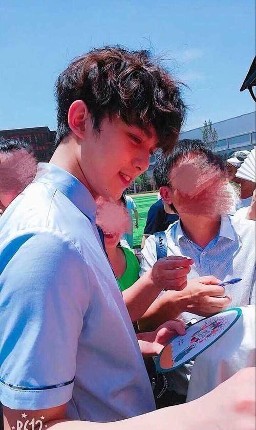 吴磊回校拍毕业照!